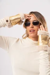 Guantes mitones dorados de cuero con interior de lana natural color crema.