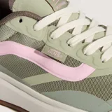 Championes de caña baja Vans Ultrarange 2.0 Rw Soft, color verde claro con la franja lateral en rosado, cordones blancos y suela de goma blanca y marrón.