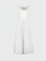Vestido midi blanco de corte acampanado, sin mangas y con lazo en la cintura.