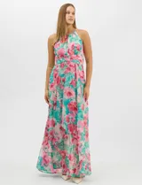 Vestido largo de chifón con estampado floral en tonos rosa y turquesa. Presenta cuello halter con abertura tipo lágrima, cintura drapeada con detalle de nudo central y falda amplia con capas asimétricas. Incluye forro interior y cierre invisible en la espalda.