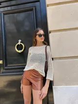 Top tejido a mano con hilado de algodón y lurex, color negro.