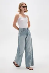 Pantalón de jean de corte ancho y tiro alto, con diseño de costuras decorativas en las piernas.