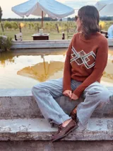 Mocasines náuticos color borgoña de cuero con cordones y suela marrón.