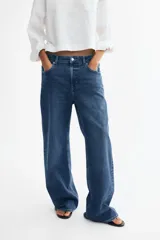 Jean wide leg de tiro alto en denim de algodón con leve elasticidad. Presenta diseño de cinco bolsillos, presillas para cinturón y cierre frontal con botón metálico.