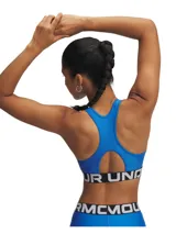 Top deportivo de soporte medio Under Armour, confeccionado en tejido HeatGear que absorbe el sudor y se seca rápidamente. Presenta un diseño de espalda cruzada con abertura para mayor ventilación, doble forro para cobertura y una banda elástica inferior con el logo de la marca. El tejido elástico en cuatro direcciones permite una gran libertad de movimiento.