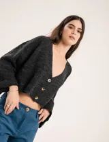 Saco tejido en mohair color gris oscuro, largo a la cintura con mangas oxford y botones marrones.