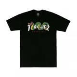 Remera negra de manga corta con logo Thrasher en el pecho con diseño de serpiente azteca.
