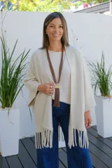 Saco abierto de corte recto y holgado, color visón, con mangas tres cuartos y detalle de flecos largos en el ruedo.