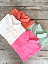 Camisa de manga larga color verde menta con cuello camisero, bordado con la frase "mon amour" en la solapa del cuello, cierre frontal con botones y bolsillo ojal en el pecho. Marca Bartola.