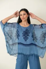 Blusa italiana tipo poncho de seda estampada con guarda, talle único.