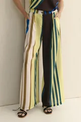 Pantalón palazzo negro con estampado de pinceladas azules, tiro alto y corte amplio.