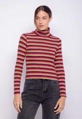 Polera de manga larga con cuello alto y diseño a rayas horizontales en tonos bordó, rosado y beige, de calce ajustado.