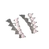 Par de aros trepadores plateados con cristales rosa claro en forma de corazón.