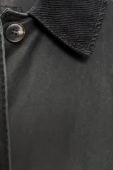 Gabardina larga color gris oscuro con efecto encerado, cuello solapa de pana, manga larga, bolsillos laterales con solapa y cierre frontal con botones ocultos.