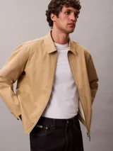 Remera de manga corta Calvin Klein con cuello redondo y corte slim. Presenta un diseño minimalista con el logo de la marca bordado en el pecho.