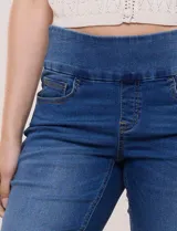 Bermuda de jean color blanco con calce ajustado, confeccionada en denim suave con pretina ancha elastizada sin cierres, bolsillos funcionales y ruedo con vuelta.