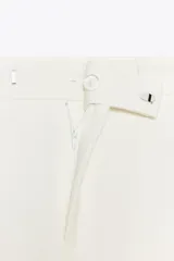 Pantalón negro de tiro alto con pierna ancha y recta, talle a la cintura con presillas y cierre frontal.