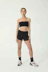 Short negro de microfibra elastizada con solapas a los costados.