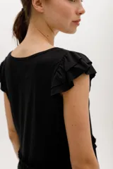 Remera blanca de lyocell y algodón, con mangas cortas con volados y frunce en la cintura.