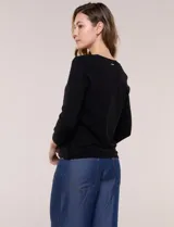 Buzo tejido fino y suave de marca Elie Tahari, color gris, con escote redondo pronunciado, mangas largas y silueta semi entallada.