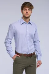 Camisa celeste a rayas con cuello de vestir, manga larga, pinzas en la espalda, botones personalizados y logo bordado inferior.