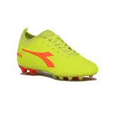 Championes de fútbol Diadora Striker MD, color amarillo flúor con detalles en naranja.