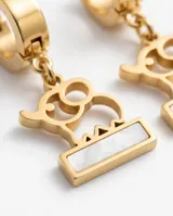 Caravanas de acero dorado con diseño de elefante calado y base rectangular con incrustación de nácar, con cierre tipo argolla.
