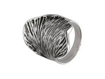 Anillo de plata 925 con diseño en bajo relieve empavonado.