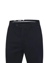 Pantalón chino negro de corte slim fit, confeccionado con tecnología stretch para mayor comodidad y movilidad. Cuenta con bolsillos laterales y trabillas para cinturón.