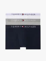 Pack de tres calzoncillos tipo boxer marca Tommy Hilfiger modelo Trunk, confeccionados en algodón elástico, en colores blanco, gris y azul marino, con cintura elástica con logo de la marca.
