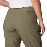 Pantalon de senderismo color verde oliva, de corte recto y cintura media. Cuenta con rodillas articuladas, bolsillos laterales y bolsillo de seguridad con cremallera, diseñado con tecnología de protección solar y repelencia a líquidos.