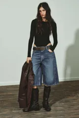 Body de manga larga con cuello redondo, confeccionado en una mezcla de algodón y modal. Presenta cierre inferior con botones a presión.