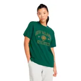 Remera New Balance de corte oversize en color verde oscuro, de manga corta y cuello redondo. Presenta un estampado frontal con tipografía y un diseño circular de escudo conmemorativo.
