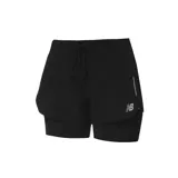 Short deportivo negro de New Balance, modelo Impact Run 2in1. Cuenta con una capa exterior tejida liviana y un short interior ajustado con tecnología absorbente NB DRYx.