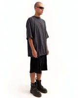 Remera gris oscuro de manga corta con silueta oversized y cuello redondo.