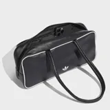 Bolso tipo airliner de Adidas, color negro con ribetes blancos en contraste. Presenta un diseño alargado con textura granulada, asas largas para llevar al hombro y el logo del Trifolio estampado en blanco en el frente. Cuenta con cierre principal y bolsillo interior con cremallera.