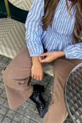 Pantalón de jean ancho elastizado color tostado, de corte recto y tiro medio con bolsillos clásicos.