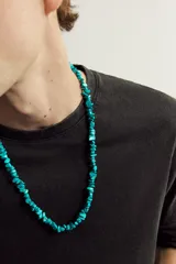 Collar de longitud media compuesto por abalorios de piedra turquesa en forma de piedras naturales trituradas. Colección especial Aaron Levine x Zara.