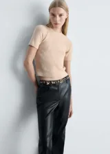 Buzo de punto de manga corta con cuello redondo y diseño recto, confeccionado en una mezcla de poliéster, acrílico y lana.