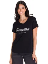 Remera negra de cuello en V con manga corta y estampa metalizada de la marca en el pecho.