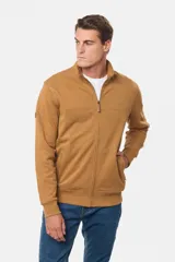 Campera de felpa color tostado con cuello alto, cierre frontal completo y puños y ruedo acanalados.