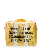 Bolso tipo duffel de cuero dorado con estampado de texto en negro y asas de lona blanca con rayas doradas.