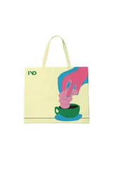 Bolso tote color crema con asas al tono y estampado de una mano sosteniendo una taza de café.