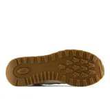 Championes New Balance 574 color crema con detalles en gris y logo "N" en gris oscuro.