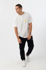 Pantalón de jogging negro con una franja vertical blanca a los costados y logo de la marca en la pierna izquierda.