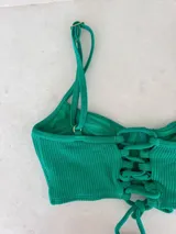 Top de bikini negro estilo corset con aro, forrado, con breteles regulables y ajuste mediante cordones en la espalda.