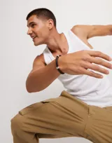 Pulsera de cuero marrón trenzado con dos circunferencias plateadas y cierre metálico plateado.