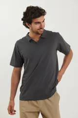 Chomba negra de piqué con cuello clásico y mangas cortas.