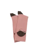 Medias de largo medio en color rosado, con talón y puntera en contraste color marrón. Presenta el logo bordado del perro característico de la marca en la parte superior y detalle de marca en la puntera.