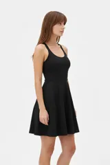 Vestido corto negro de poliamida, ajustado al cuerpo en la parte superior con breteles anchos y cuello redondo, y falda corta acampanada.
